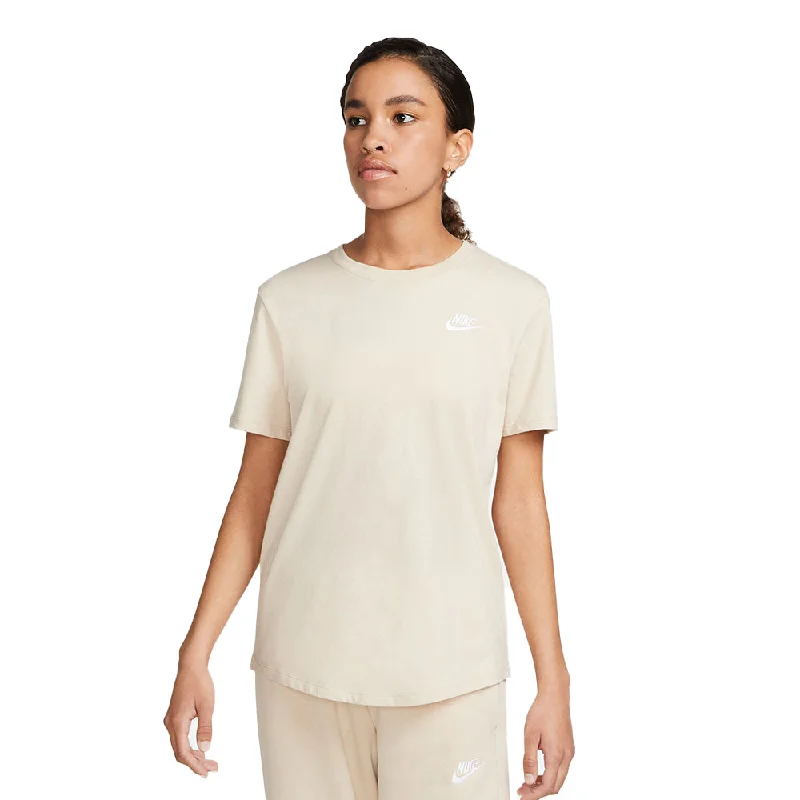 Nike Women's Sportswear Club Essentials T-Shirt